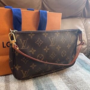 Beautiful 💯% authentic Louis Vuitton POCHETTE accessories monogram